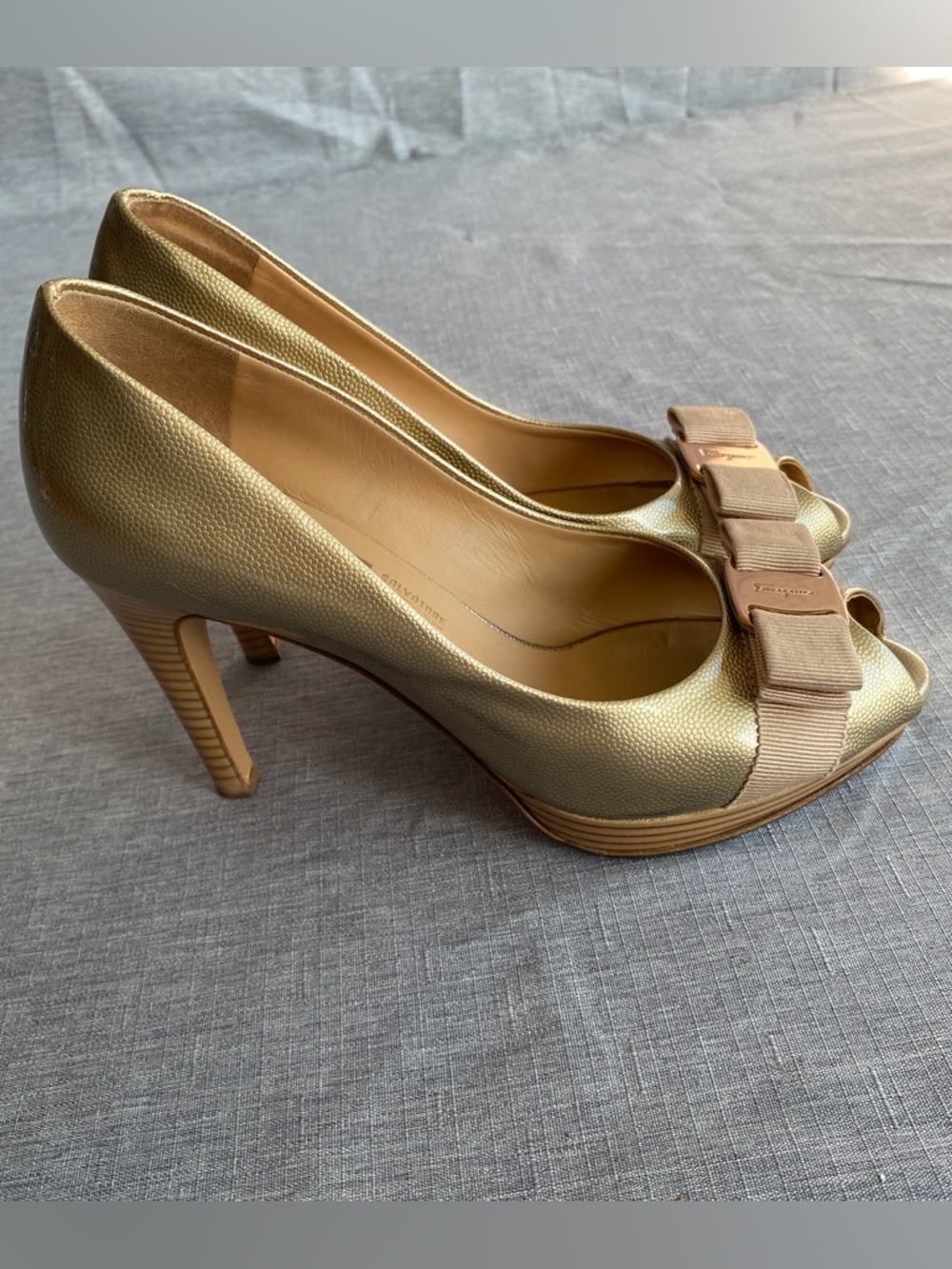 🇮🇹 Salvatore Ferragamo|Gold Leather Vara Bow Peep Toe Pumps - Picture 3 of 16